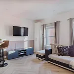 Newly Renovated Stylish Urban Modern 2Bed 1Bath E14 Flat
