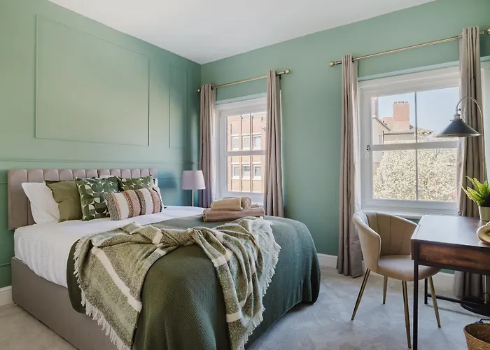 Newly Renovated Stylish Urban Modern 2Bed 1Bath E14 Flat