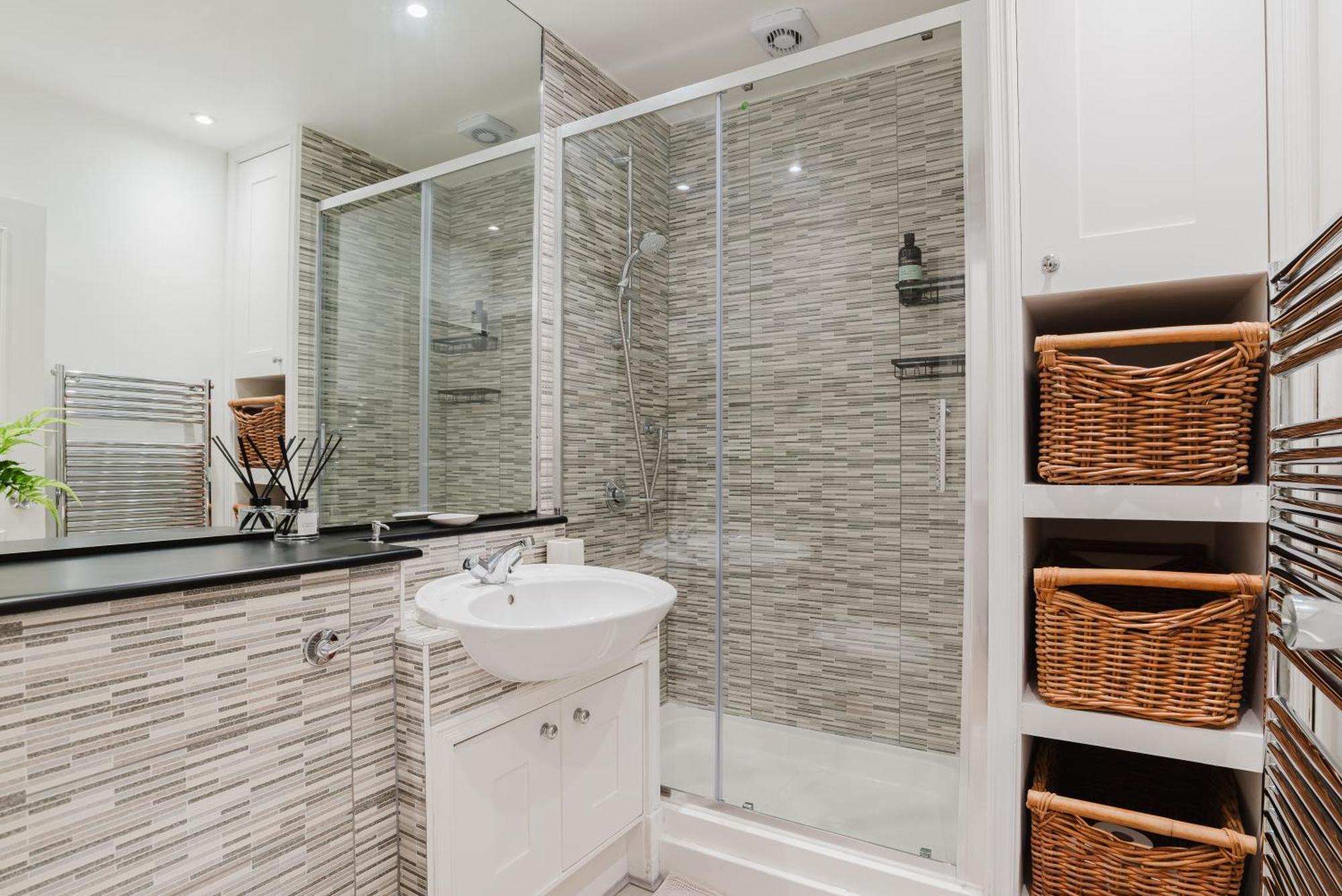 Newly Renovated Stylish Urban Modern 2bed 1bath E14 Flat Apartment London