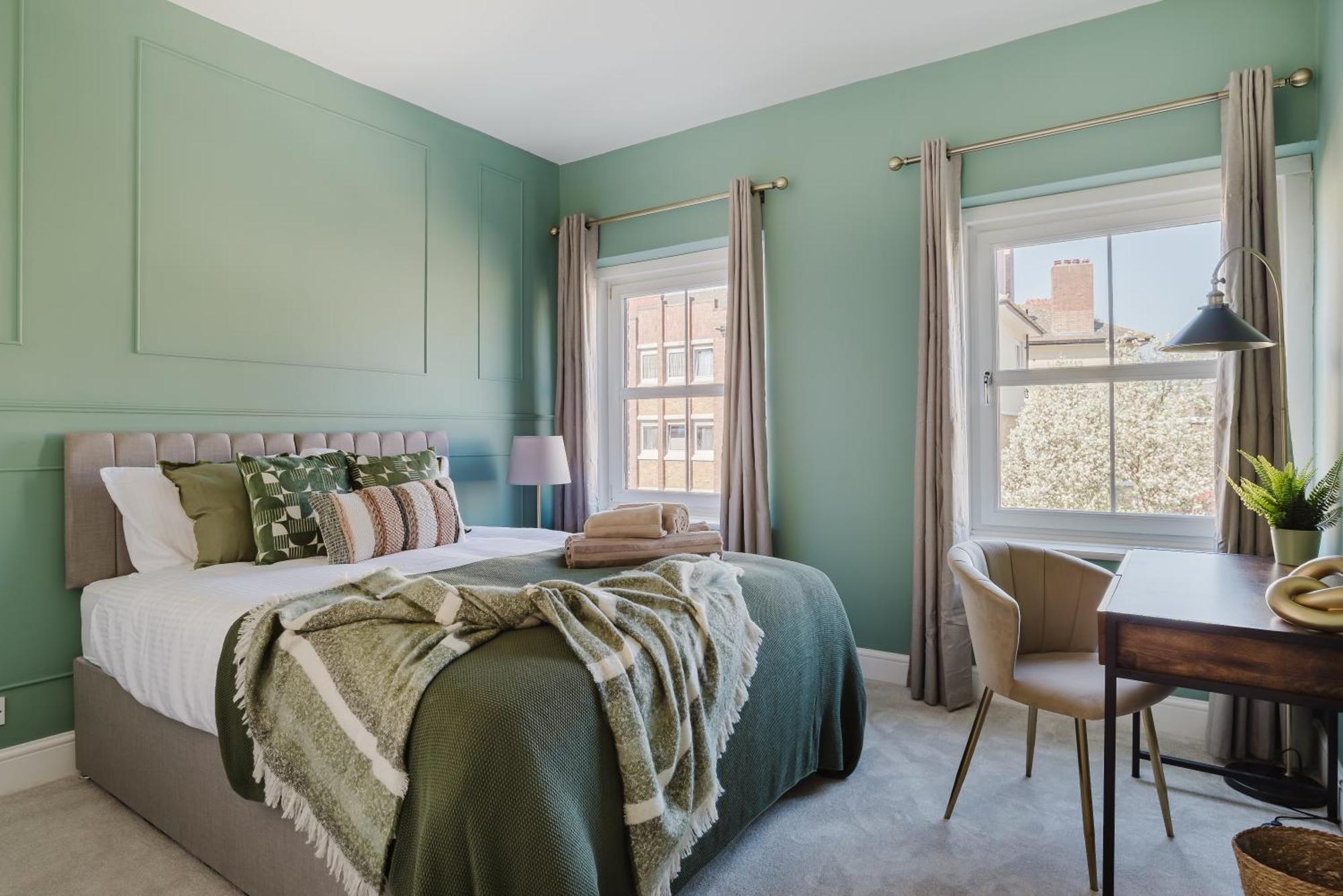Newly Renovated Stylish Urban Modern 2bed 1bath E14 Flat