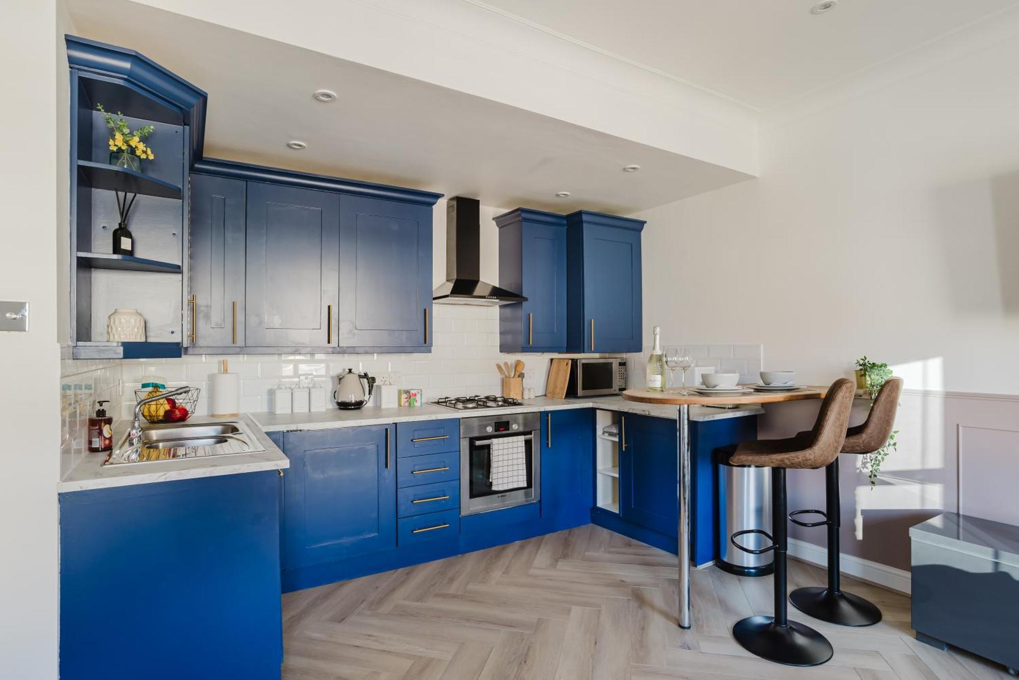 Newly Renovated Stylish Urban Modern 2bed 1bath E14 Flat Apartment *