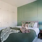 Newly Renovated Stylish Urban Modern 2Bed 1Bath E14 Flat