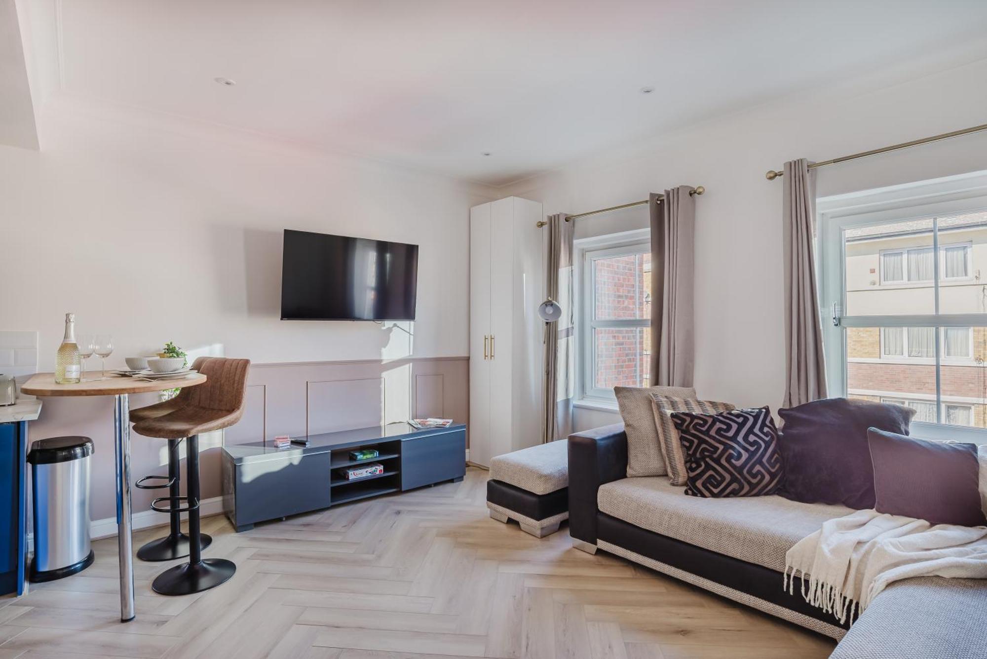 Newly Renovated Stylish Urban Modern 2bed 1bath E14 Flat Londres