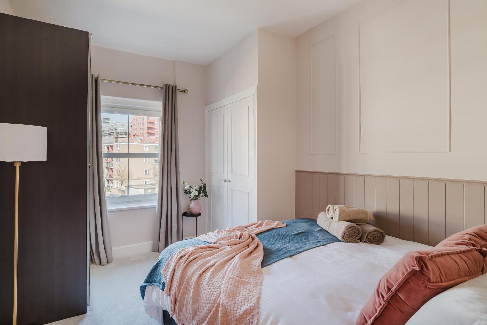 Newly Renovated Stylish Urban Modern 2bed 1bath E14 Flat Londres